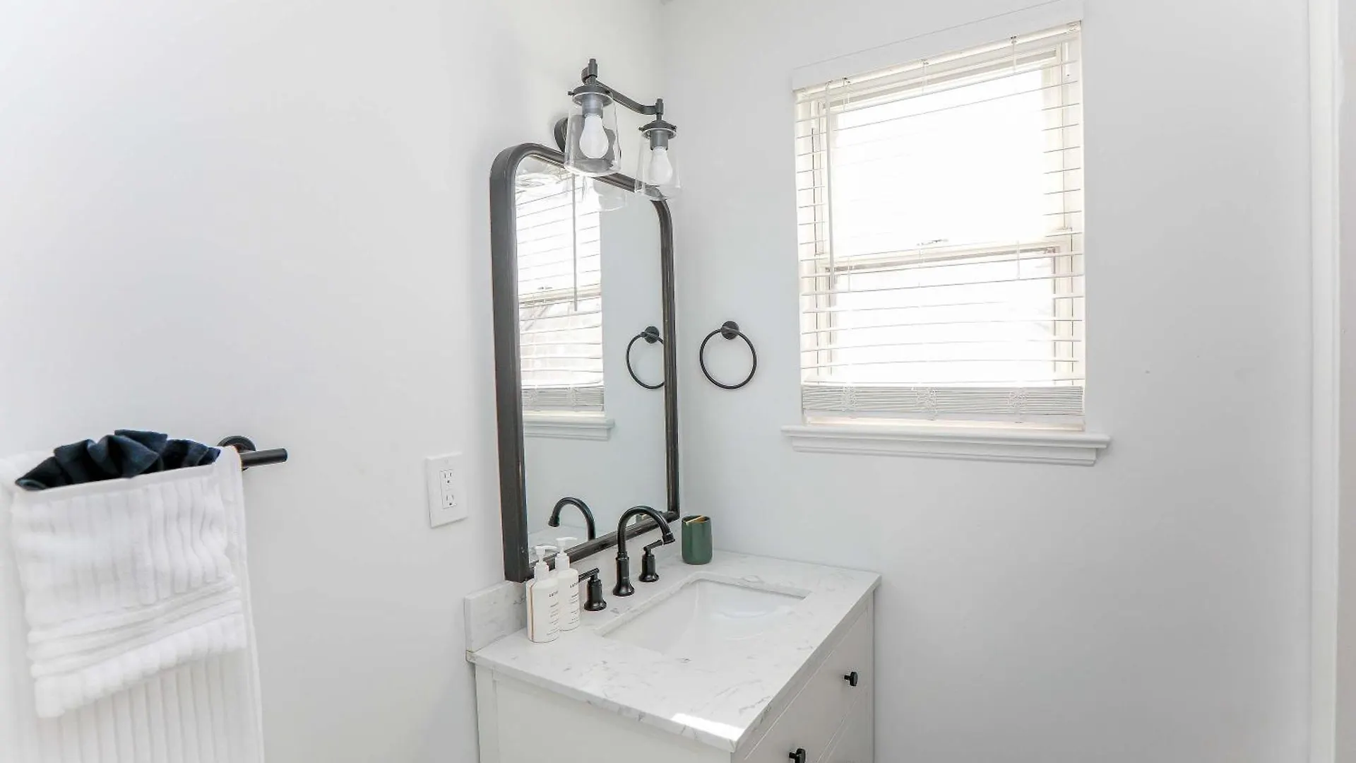 Sojourn Bayview Sanctuary Home Sleeps 6 Norfolk 0*,  United States